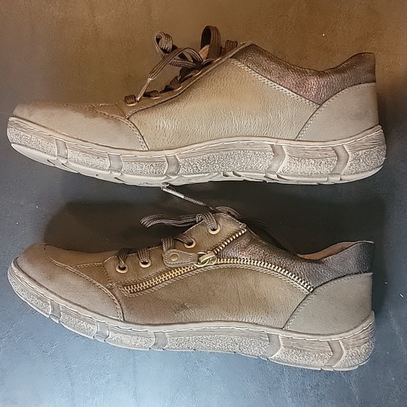 Casual Army Green Suede Hill and detail stitching.  Unsure of the material - Picture 3 of 6